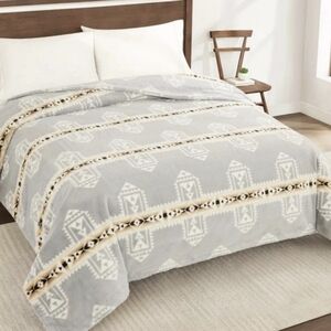 NWT Pendleton Faux Fur Luxe Gray and Cream Geometric Throw Blanket